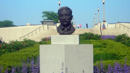 28.3_Montgomery Ward Bust in South Grant Park.jpg