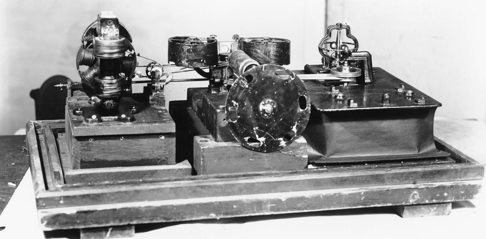 30.1_Kinetograph-motion-picture-camera-William-Kennedy-Laurie-Dickson-1888.jpg