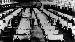 37.1_임시병원모습_1918-spanish-flu-struggle to bury the Dead.jpg