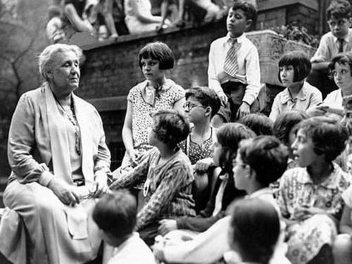 22_Jane Addams with children.jpg