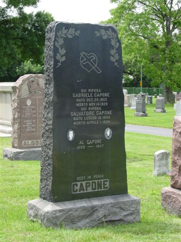 44.6_al capone'soriginal empty grave in Mount Olivet..jpg